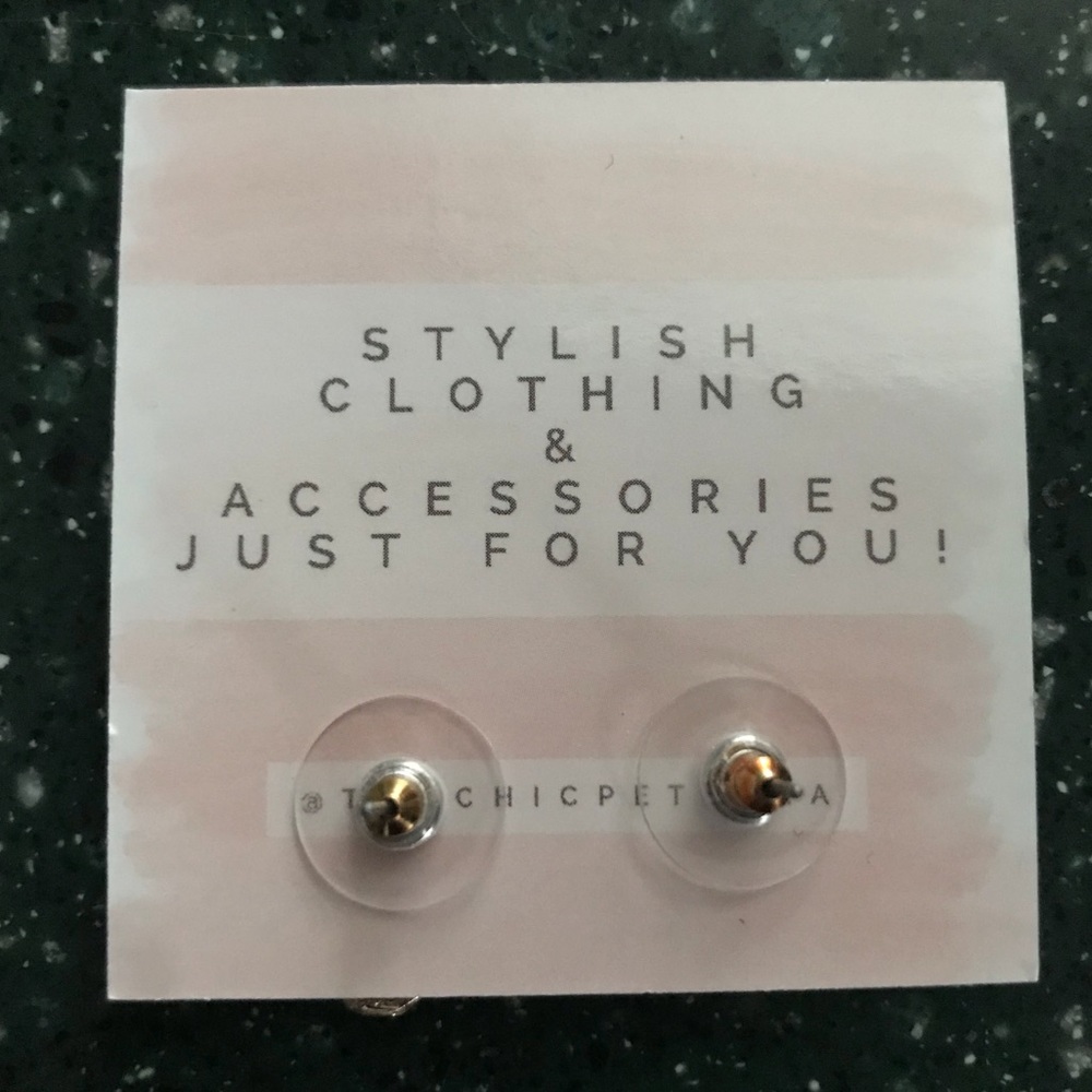 🎉HP 3x!!!🎉Pineapple Crystal Stud Earrings - Picture 4 of 4